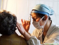 耳朵出血若是中耳炎怎么治疗呢？